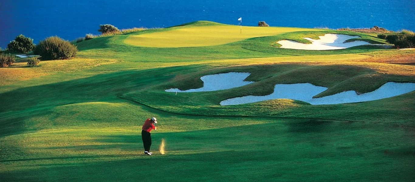 Τυχεροί οι παίκτες: Γυναίκα-θεατής αγώνα γκολφ έδειξε στους αθλητές... το στήθος της (βίντεο)